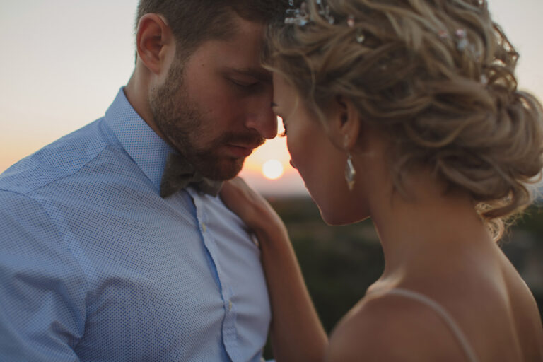 Braut und Bräutigam an ihrem Hochzeitstag. Wedding Planer Brandenburg, Berlin