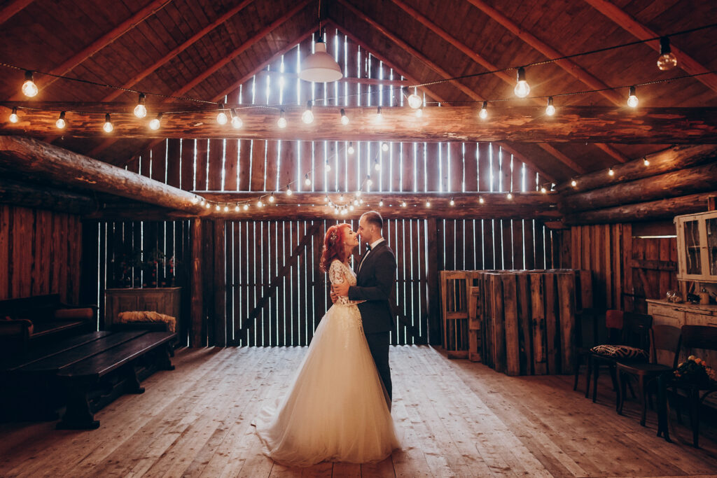 Strahlende Braut in ihrem Hochzeitskleid mit einem Lächeln. Hochzeitsplanerin Brandenburg und Berlin