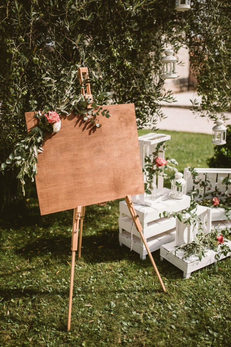 Wunderschön dekorierte Hochzeitslocation mit Blumenarrangements