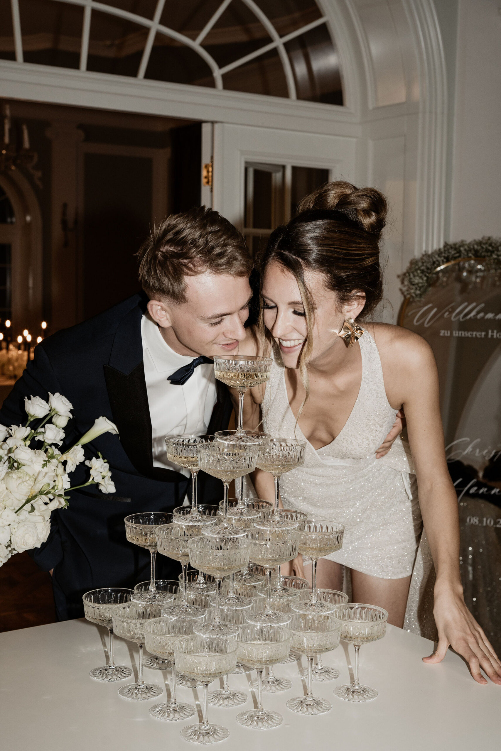 Brautpaar in Berlin mit Champagnertower auf Hochzeit