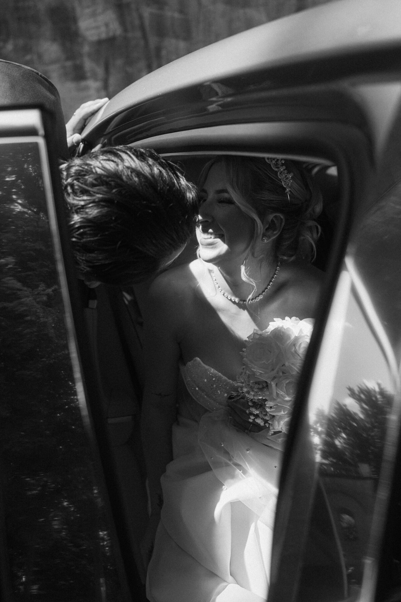 Brautpaar glücklich nach Trauung in Berlin