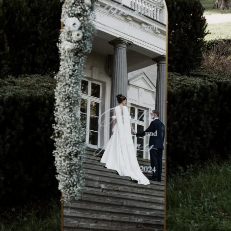 Engagierter Hochzeitsplaner bei der Vorbereitung einer Zeremonie